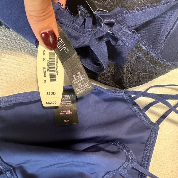 Victorias Secret Navy Black Lace bra + panty set - Picture 2 of 3